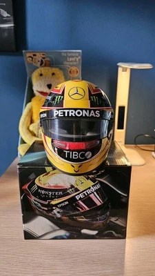 Lewis Hamilton Helmet 2017 World Champion, Scala 1:2 - Immagine 1 di 4