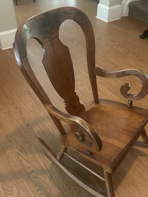 Mecedora antigua grande de madera maciza Foto 1 de 4