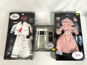 THE ASHTON DRAKE GALLERIES GENE MARSHALL PUPPENOUTFIT STUHL SET ROSA REGENMANTEL - Bild 1 von 4