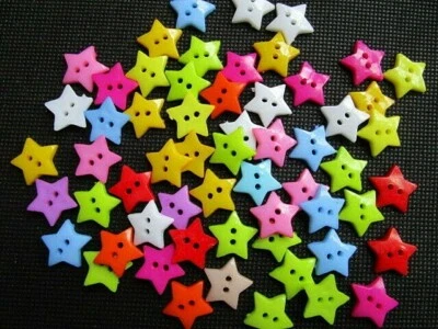 Paquete de ESTRELLAS DE PLÁSTICO 5/8" (15,5mm) Colores Surtidos Botones Artesanales 2 Agujeros (2138) Foto 1 de 2