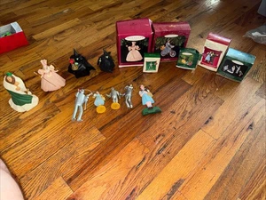 Hallmark Zauberer von Oz MINIATUR Andenken Ornamente (9 Stück) Jahre 1997-2006 Neu im Karton - Bild 1 von 13