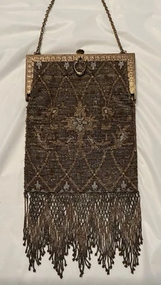 Cartera antigua con cuentas de acero con marco de metal ornamentado con flecos Foto 1 de 4