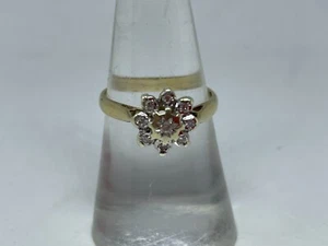 ANELLO 9 CT ORO GIALLO E BIANCO 9 CARATI DIAMANTE A GRAPPOLO ILLUSIONE SET 2,7 G O 1/2 - Foto 1 di 5