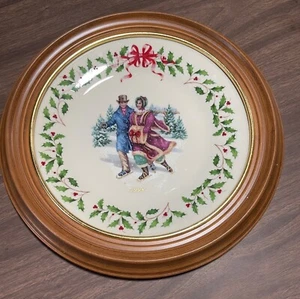 Plato de Navidad anual de vacaciones de Lenox Holly Design 1998 patinador en marco de placa - Imagen 1 de 6