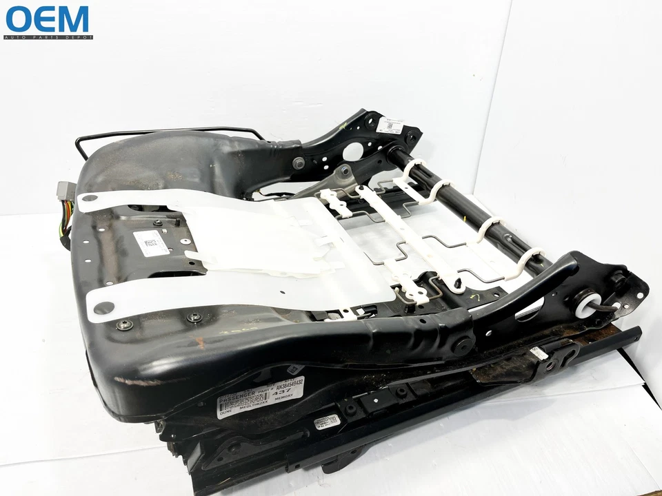 2015-2020 TAHOE SUBURBAN RIGHT PASSENGER SIDE FRONT SEAT TRACK AN3 W/ MEMORY OEM - Image 1 of 4