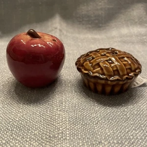 Cracker Barrel Apfel und Apfelkuchen Salz und Pfefferstreuer Set Cozy Cottage 2025& - Bild 1 von 15