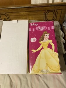 Disney Die Schöne und das Biest Bella Porzellanpuppe 16 Zoll Mit Musikschloss. Neu im Karton - Bild 1 von 4