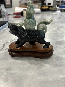 Antik/ Vintage ASIATISCHE Handschnitzerei Jade/ FOO HUND-LÖWE mit Ständer Holz mit Draht. - Bild 1 von 8