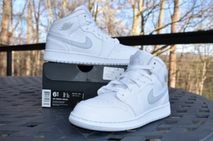 RARO Nike Air Jordan 1 Mid BG 'White Platinum' 2017 554725-108 Juvenil Talla 6.5Y - Imagen 1 de 10