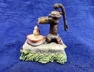 Estatuilla Schmid 1992 de ""Agujero seco"" de Lowell Davis bomba de agua y pájaro - Imagen 1 de 4
