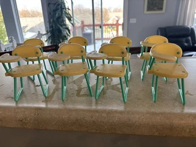 Juego de 9 sillas de escritorio escolares vintage para muñeca Barbie Mattel Foto 1 de 3