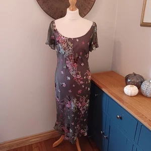 Monsoon lila Blumen Perlen Seidenmischung Schrägschnitt Midi Chiffon Kleid 14 Flatter - Bild 1 von 16