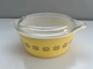 Vintage Pyrex Yellow Town & Country Star Snowflake 1 1/2 PT Casserole Dish #472 - Picture 1 of 4