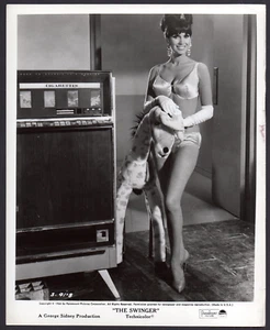 YVONNE ROMAIN busty leggy actress at cigarette machine THE SWINGER Orig Photo - Picture 1 of 2