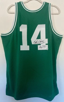 CAMISETA FIRMADA POR BOB COUSY M&N DE LOS FANÁTICOS BAJO ENVOLTURA INSCRIPCIÓN CELTICS "HOF 71" Foto 1 de 4