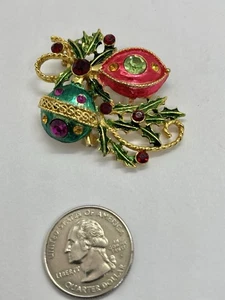 Broche vintage de diamantes de imitación con lazo con adornos navideños esmaltados verde azulado y rosa - Imagen 1 de 4