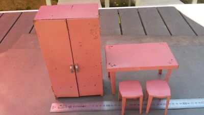 Ancien mobilier de poupée année 50 armoire tabourets table en tôle laquée rose - Photo 1/4