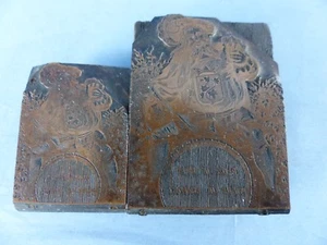 Ancien lot 2 tampon matrice cachet imprimerie PLUS JE BOIS MIEUX JE CHANTE - Bild 1 von 4