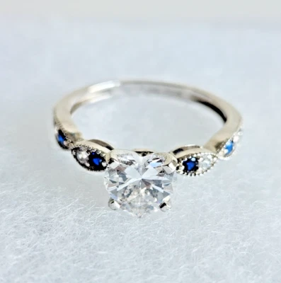 Anillo de ley Jeulia en forma de corazón circonita cúbica y zafiro azul creado en laboratorio, tamaño 10,5 Foto 1 de 4