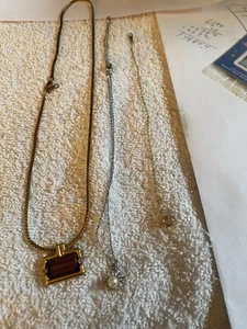 A lot of two ladies necklaces in amethyst and pearl - Picture 1 of 3