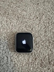 Apple Watch SE 40mm GPS + Cellulaire - Photo 1 sur 10