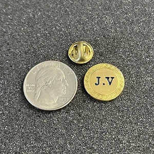 Tono Dorado J.V. Junior Varsity? Iniciales? ¿Premio? Pin Pinback #45408 - Imagen 1 de 2