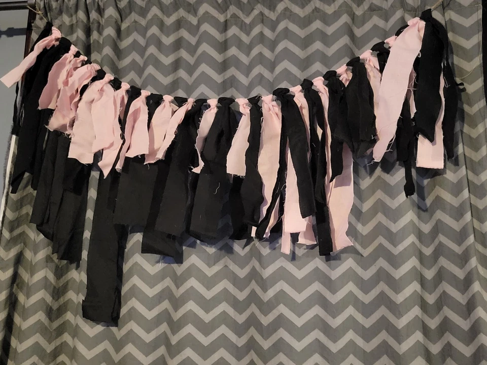 Banner hecho a mano rosa y negro vacaciones/fiesta Foto 1 de 1