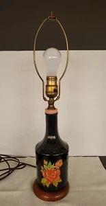 Lámpara Botella Vino Vintage Mogen David con Calcomanía Estrella y Rosa Botella Oscura Base Madera - Imagen 1 de 12