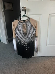 Eiskunstlauf Wettkampfkleid Mädchen - schwarz-weiß mit Fransenrock - Bild 1 von 3