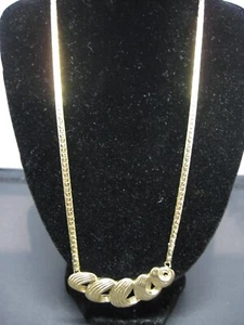 Vintage Avon gold metal pendant necklace - Picture 1 of 9