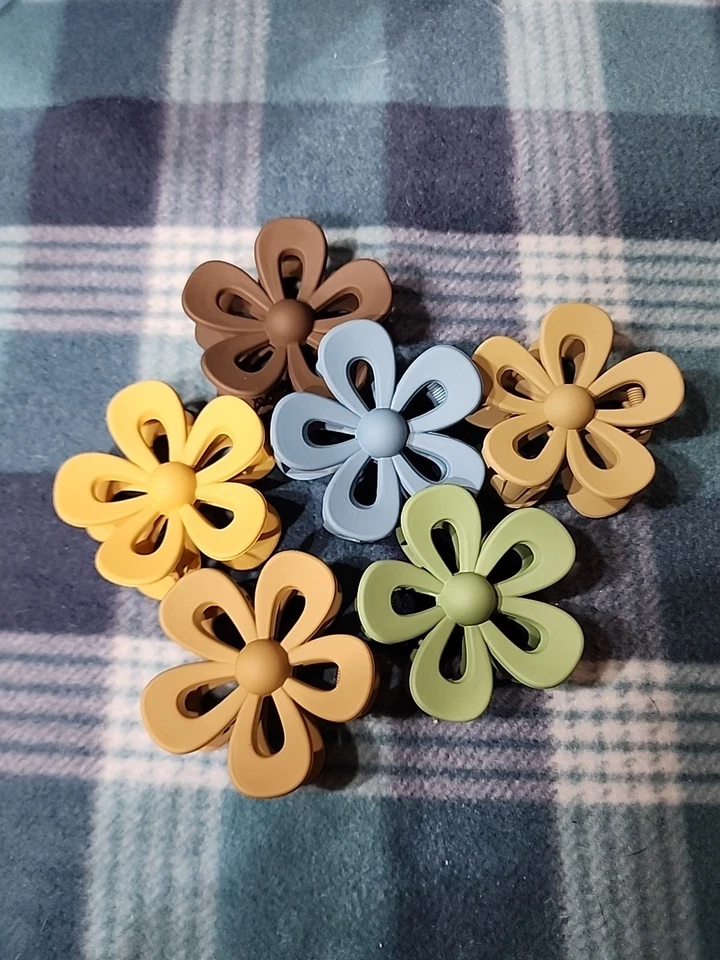 Flower Hair Clips Lot - Image 1 of 1