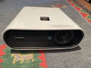 Sony VPL-ES5 Projector Beamer 2,000 Lumens 3LCD VGA - Ohne Fernbedienung - Bild 1 von 2