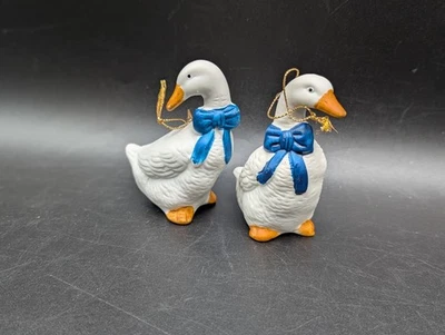 Juego de 2 estatuillas de porcelana de gansos blancos de colección de los 90 arco azul marca de arte Cottagecore Foto 1 de 4