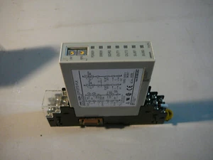 OMRON E5ZN-2CPF03TC-FLK TEMPERATURE CONTROLLER WITH E5ZN-SCT18S-500 BASE/SOCKET - Picture 1 of 8