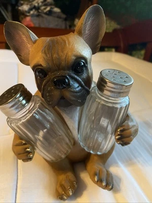 Bulldog Francés Abrazando Especias Sal Pimienta Coctelera Soporte Estatuilla Foto 1 de 3