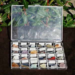 Juego de 24 piezas de gemas minerales de ágata de cuarzo de cristal natural especímenes Reiki caja de curación - Imagen 1 de 17