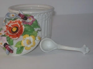 ITALIAN CERAMIC MAJOLICA JAM JAR - WOVEN PATTERN ON BASE, CERAMIC FLOWERS & BEES - Picture 1 of 10