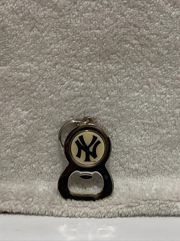 VINTAGE 2000 MLB METAL NY YANKEES BASEBALL BOTTLE OPENER KEYCHAIN TAG Cover