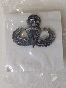 ARMY MASTER PARACHUTIST QUALIFICATION BADGE NIP DATED 1988 :SC25-1 - Picture 1 of 2