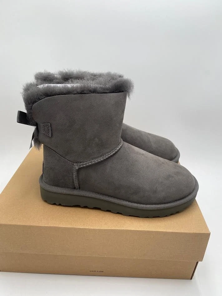 Bota Ugg Mini Bailey Bow II para mujer elige la talla gris Foto 1 de 1