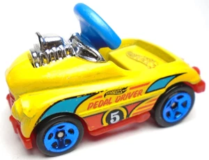 Hot Wheels 2019 pedal driver #5 amarillo 2" coche infantil con rojo y azul - Imagen 1 de 6