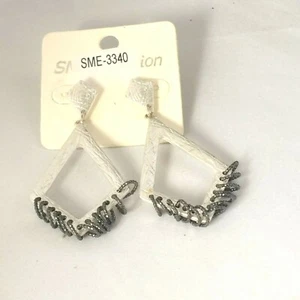 X6273 DESIGNER INSPIRED SILVER TONE METAL STUD EARRINGS - Picture 1 of 1