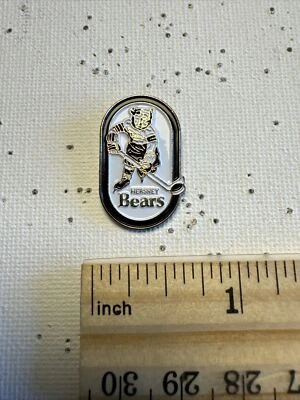 Prendedor de solapa de hockey sobre hielo Hershey Bears; prendedor con logotipo de oso de patinaje AHL Foto 1 de 2