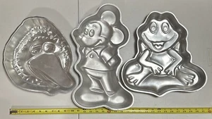 3 Vintage 70er Jahre Wilton Kuchenformen - Mickey Mouse, großer Vogel, Frosch - Disney Sesam! - Bild 1 von 9