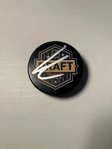 Leo Carlsson signed handsigniert 2023 Draft Puck Anaheim Ducks !!! - Bild 1 von 1