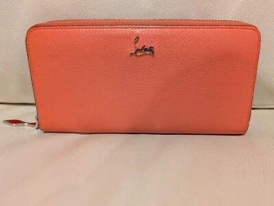 Christian Louboutin Preciosa Cartera Larga Melocotón Panettone Cremallera Alrededor Usada en Excelente Condición Guijarro Foto 1 de 4