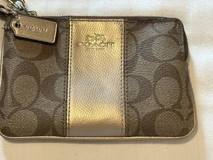 Muñequera Coach Signature de lona con cremallera en la esquina ribete de cuero marrón caqui - Imagen 1 de 14