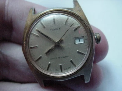 Reloj Timex Date 1978 vintage esfera Inglaterra caja dorada en ángulo ~ juegos de vientos funciona GR8 Foto 1 de 4