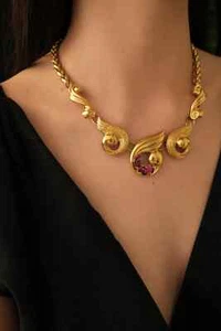 Collana Vintage Pierre Balmain Statement Anni 80 Tono Oro con Accento Rosso Rubino - Foto 1 di 10