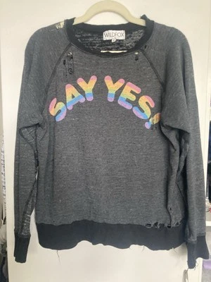 Moletom Wildfox Intentional angustiado logotipo cor cinza manga longa, tamanho P - Imagem 1 de 4